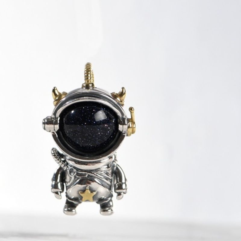 宇宙飛行士ペンダント - カイヤナイトの深い青が宇宙の神秘を映し出す N143