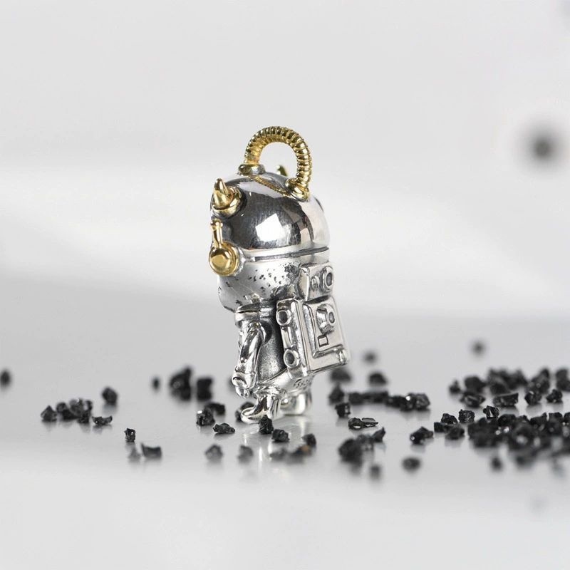 宇宙飛行士ペンダント - カイヤナイトの深い青が宇宙の神秘を映し出す N143