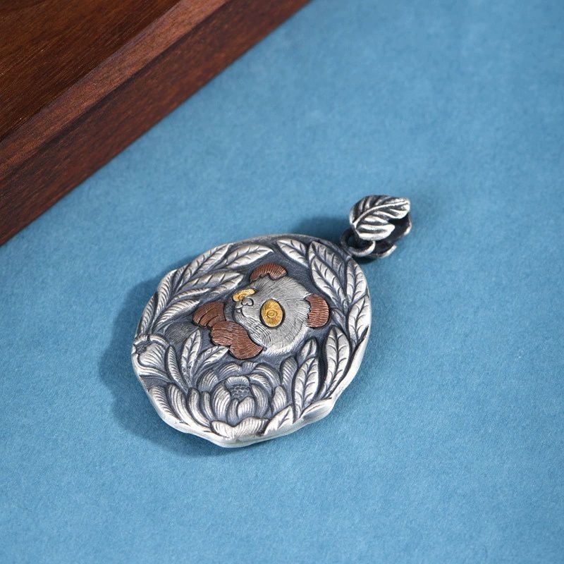 パンダと花のペンダント - ビンテージ感あふれる35g! N144