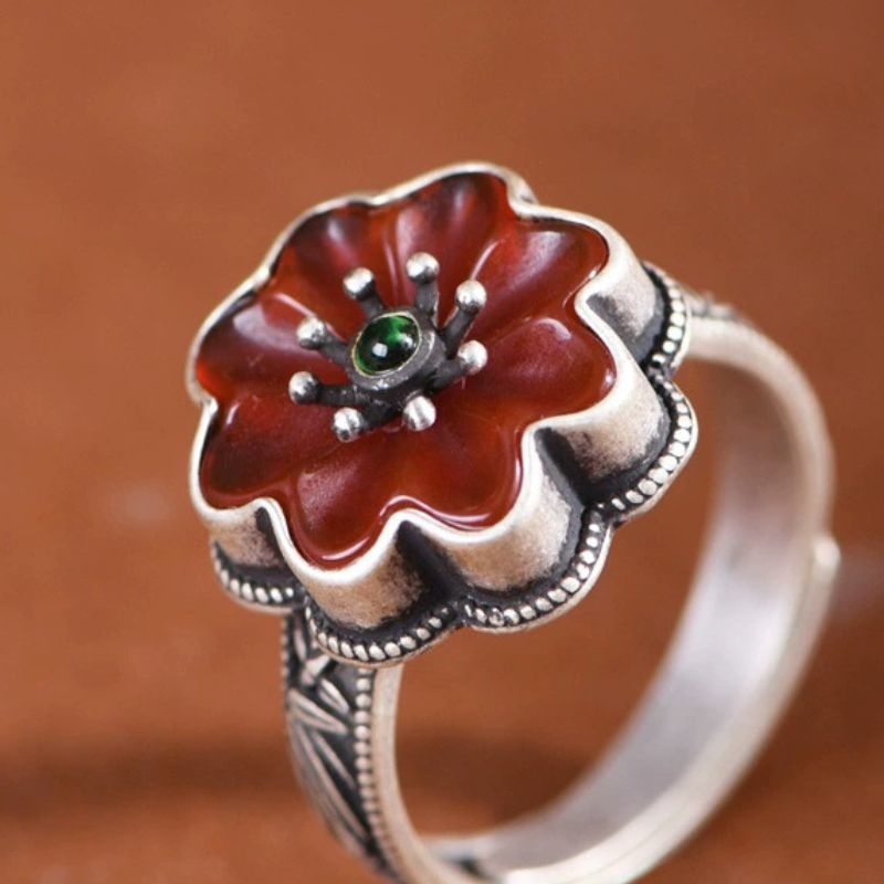 衣笠草の花のリング - 自然の美しさと伝統的な意匠が見事に融合 R364