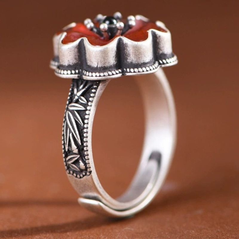 衣笠草の花のリング - 自然の美しさと伝統的な意匠が見事に融合 R364