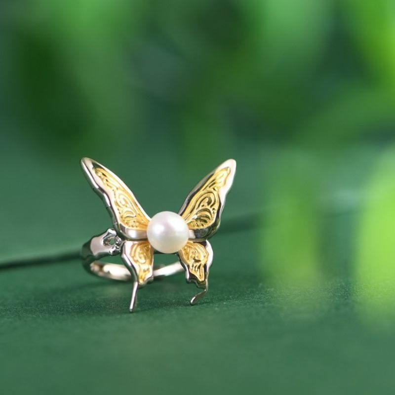 蝶々のリング - パールの柔らかな輝きが優雅さを加え R366