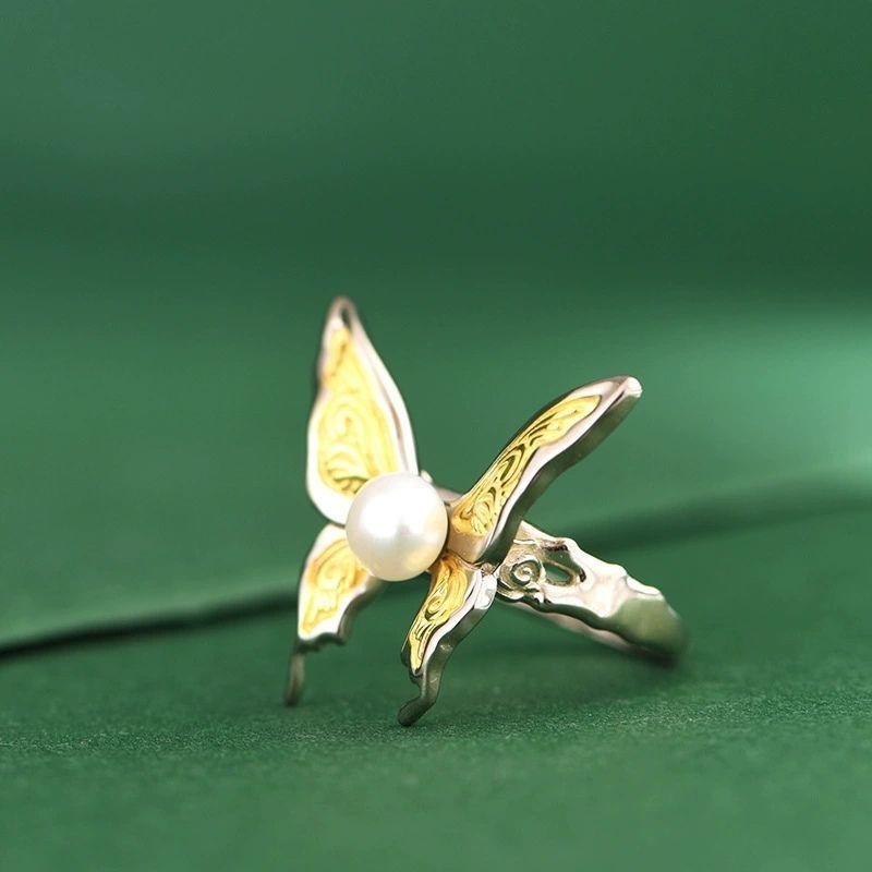 蝶々のリング - パールの柔らかな輝きが優雅さを加え R366