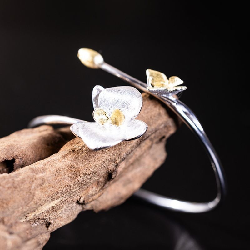 胡蝶蘭のバングル - 日常生活の中でも非日常的な美しさを! B086