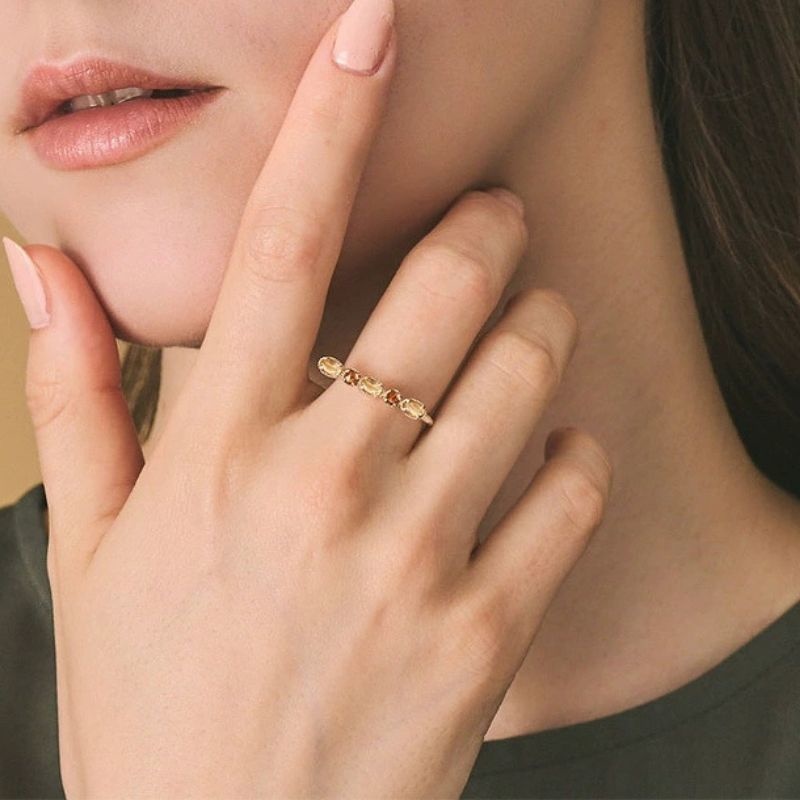 ルチルクォーツとガーネットのリング - 光を受けるたびに美しさを増す R380