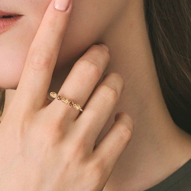 ルチルクォーツとガーネットのリング - 光を受けるたびに美しさを増す R380