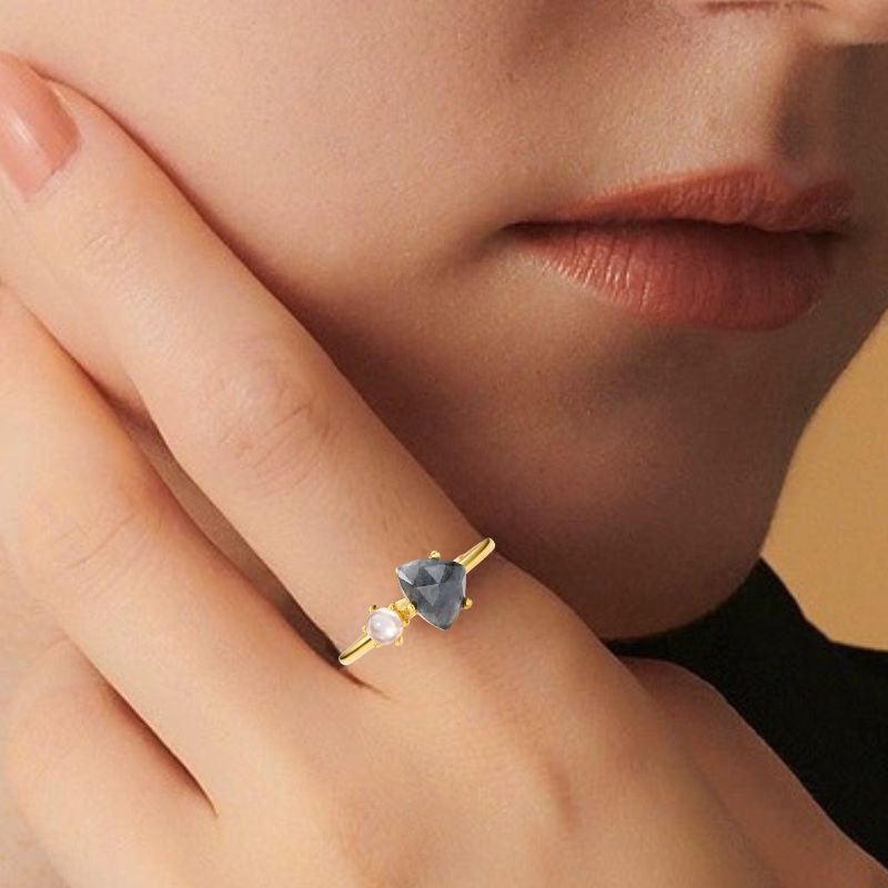 ラブラドライトのリング - 非対称に配置し、ユニークさを引き立ち R383