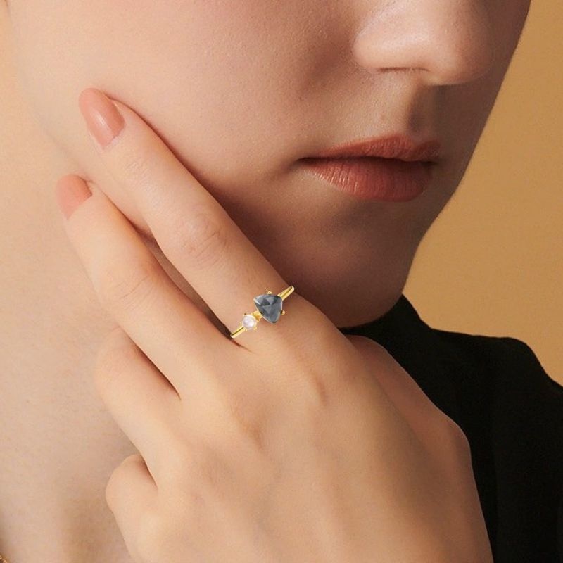 ラブラドライトのリング - 非対称に配置し、ユニークさを引き立ち R383