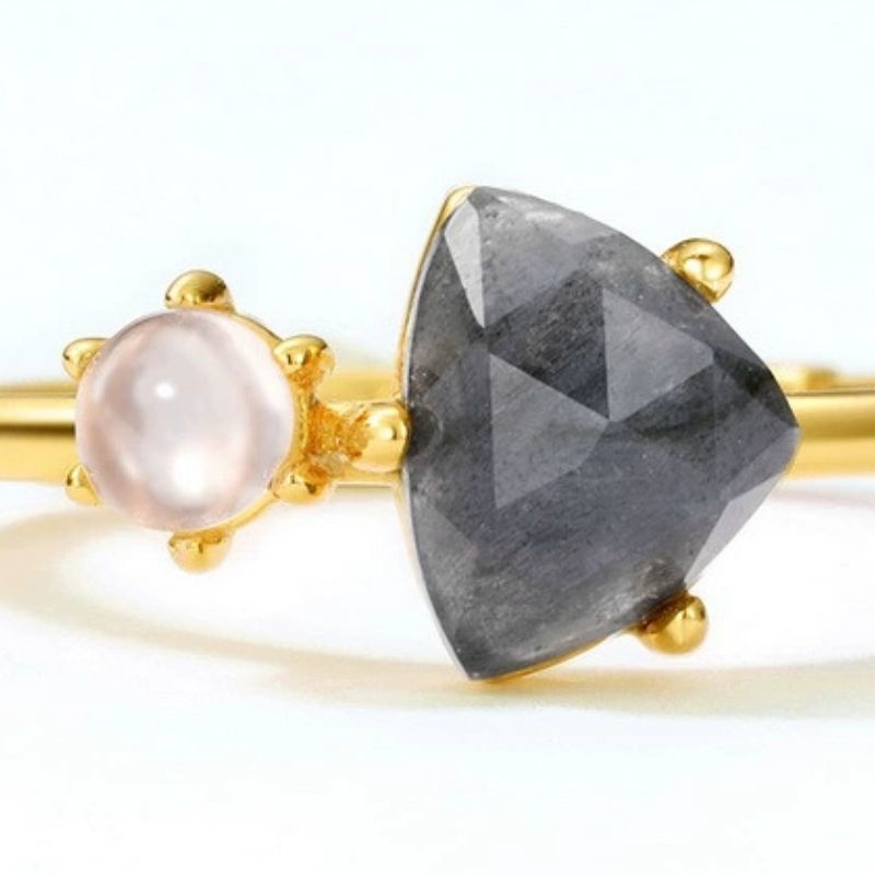 ラブラドライトのリング - 非対称に配置し、ユニークさを引き立ち R383