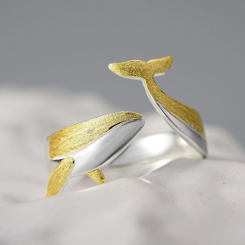 鯨のリング - 波の中を泳ぐようなデザイン R414