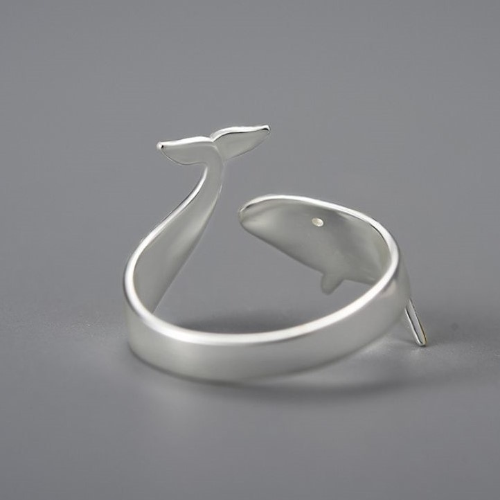 鯨のリング - 波の中を泳ぐようなデザイン R414