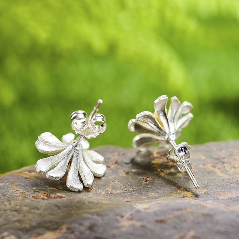 シレネアルメリアの花のピアス - 繊細で美しい花びらを忠実に再現する P193