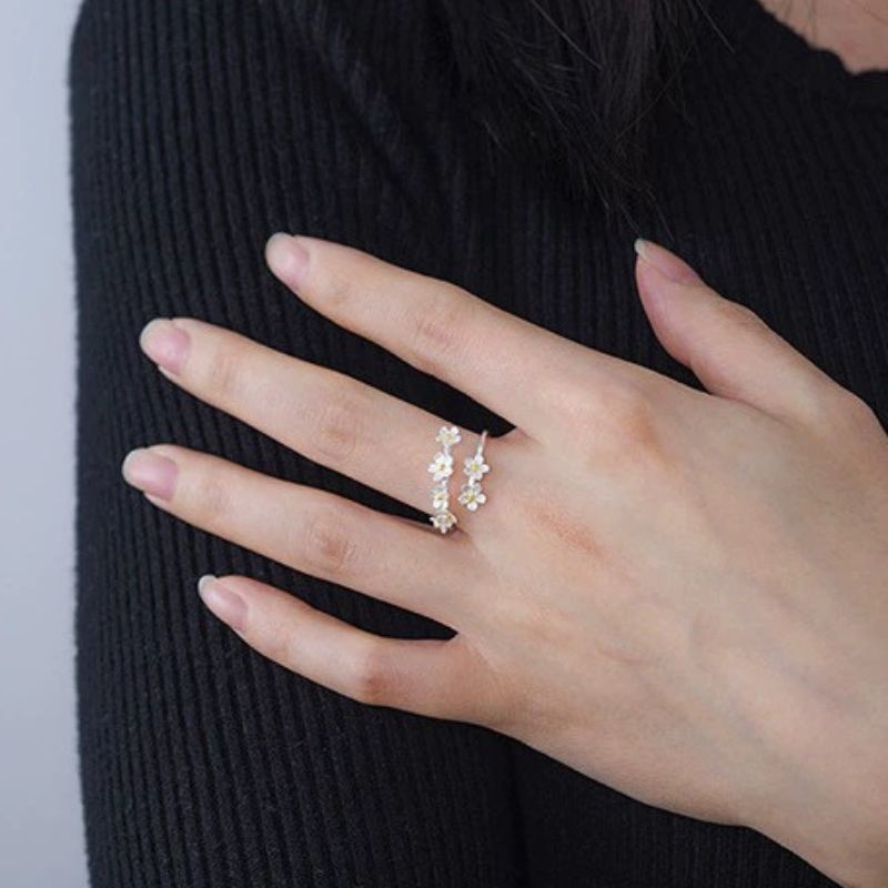 ワスレナグサのリング - シンプルながらもエレガントな雰囲気 R415