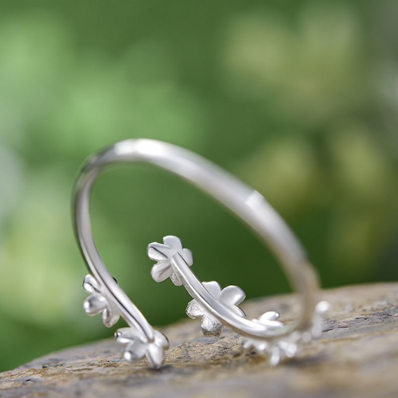 ワスレナグサのリング - シンプルながらもエレガントな雰囲気 R415