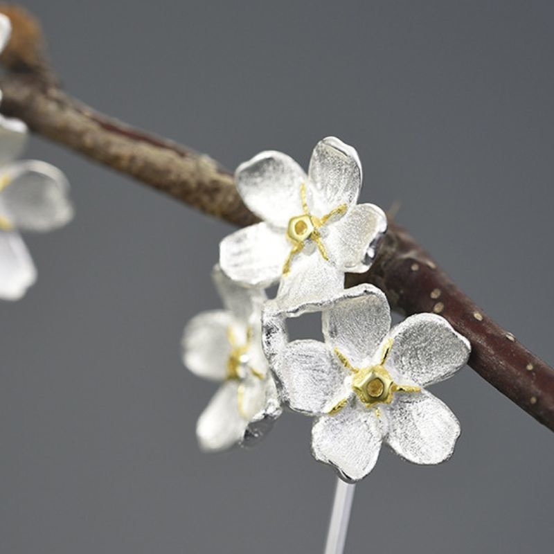 ワスレナグサのピアス - 耳を華やかさを添える R418
