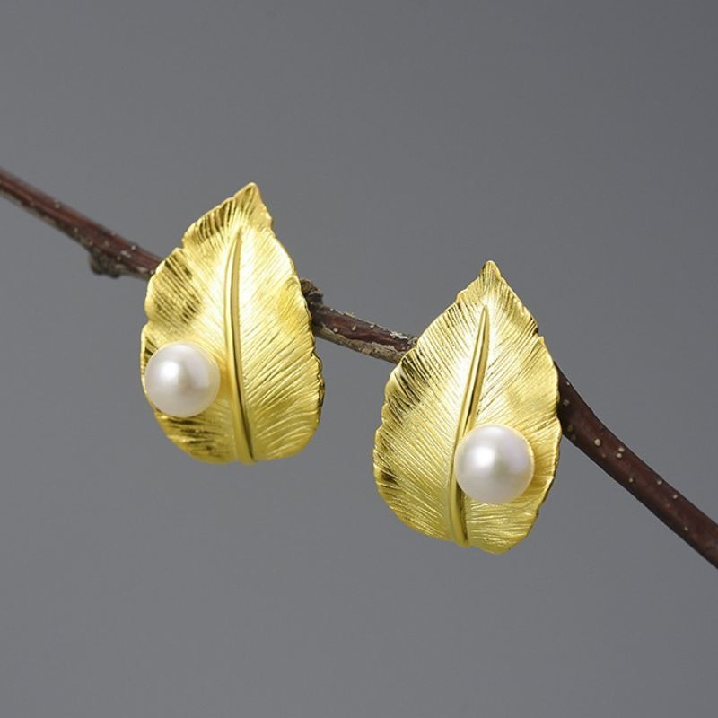 桜の葉のピアス - 特別な日の装いにもぴったり R422