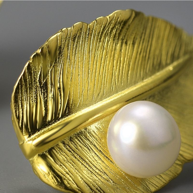 桜の葉のピアス - 特別な日の装いにもぴったり R422