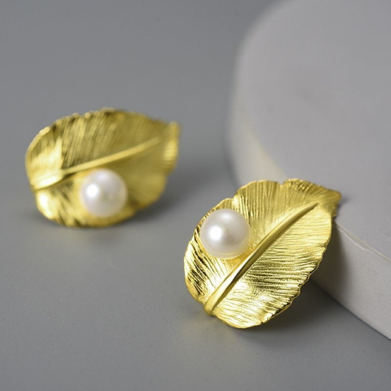 桜の葉のピアス - 特別な日の装いにもぴったり R422