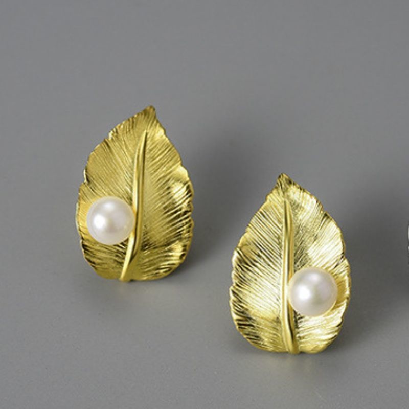 桜の葉のピアス - 特別な日の装いにもぴったり R422