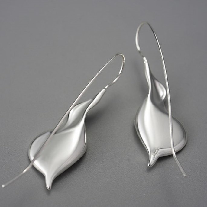 オランダカイウのピアス - 耳元を華やかに彩る R424