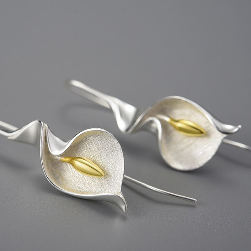 オランダカイウのピアス - 耳元を華やかに彩る R424