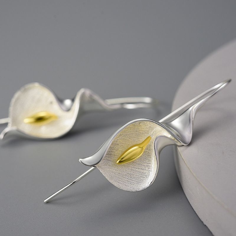 オランダカイウのピアス - 耳元を華やかに彩る R424