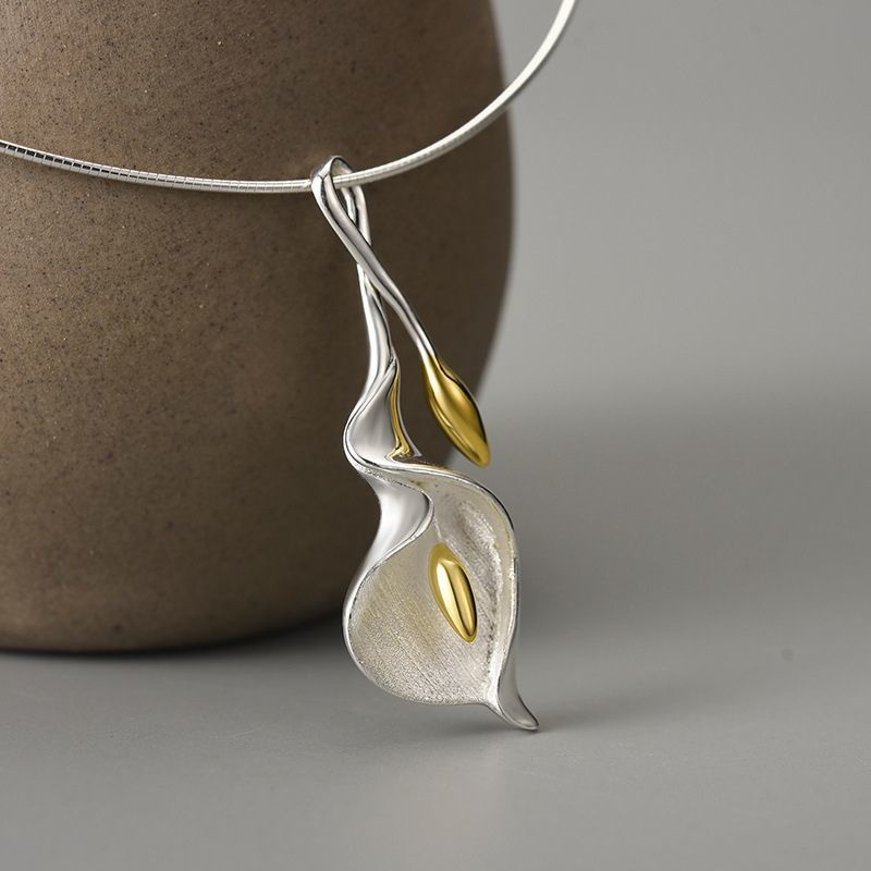 オランダカイウのペンダント - 胸元に繊細な輝きを与える R426