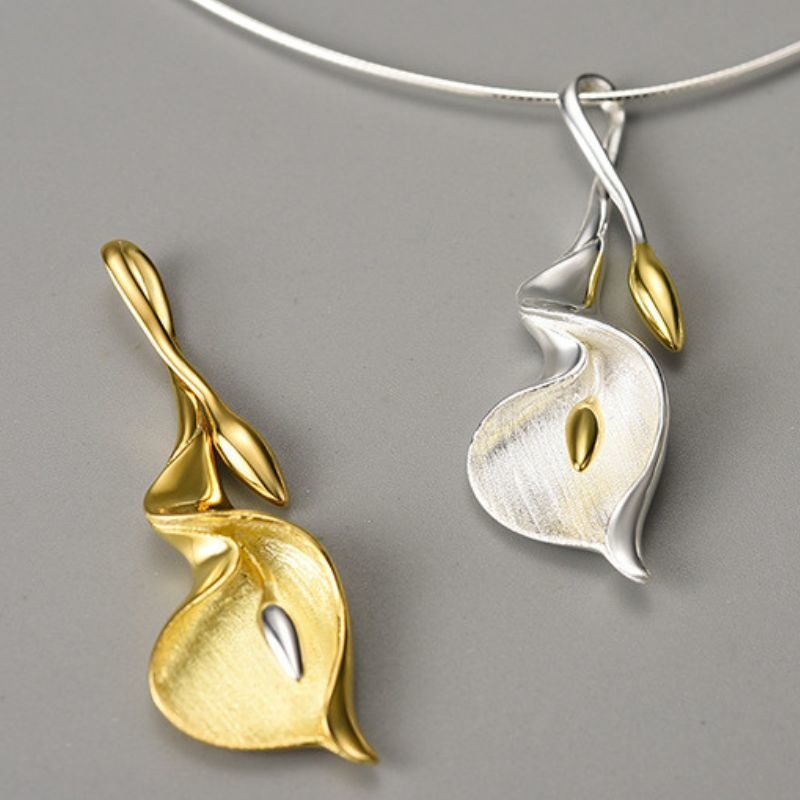 オランダカイウのペンダント - 胸元に繊細な輝きを与える R426