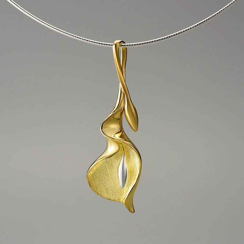 オランダカイウのペンダント - 胸元に繊細な輝きを与える R426