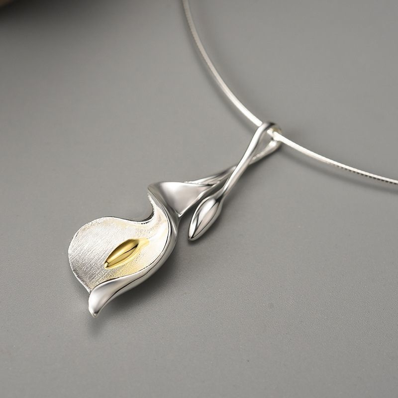 オランダカイウのペンダント - 胸元に繊細な輝きを与える R426