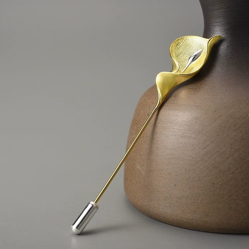 オランダカイウのブローチ - 装いに独特の個性を添える R427