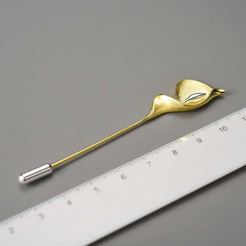 オランダカイウのブローチ - 装いに独特の個性を添える R427