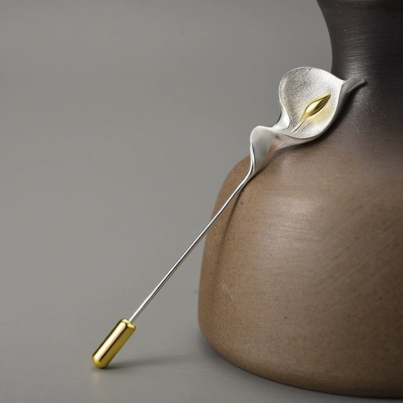 オランダカイウのブローチ - 装いに独特の個性を添える R427