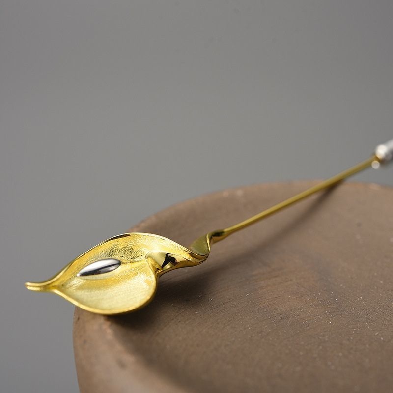 オランダカイウのブローチ - 装いに独特の個性を添える R427