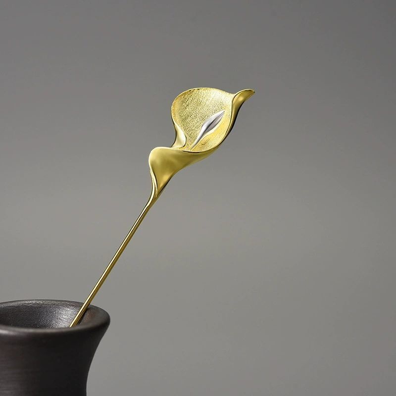 オランダカイウのブローチ - 装いに独特の個性を添える R427