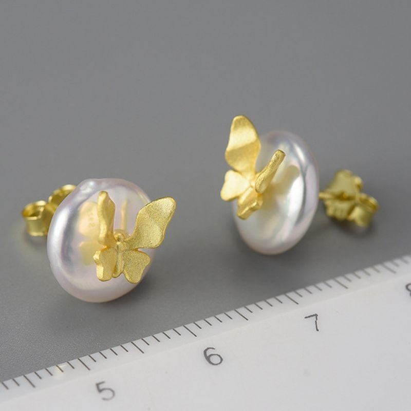 蝶々のピアス - 優雅で繊細なデザインが特徴 P195