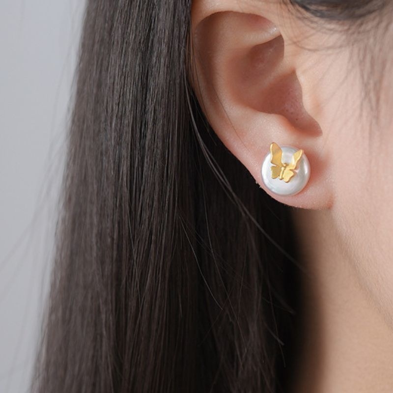 蝶々のピアス - 優雅で繊細なデザインが特徴 P195