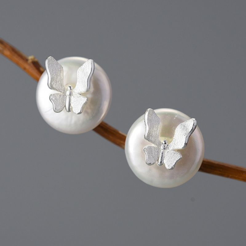 蝶々のピアス - 優雅で繊細なデザインが特徴 P195