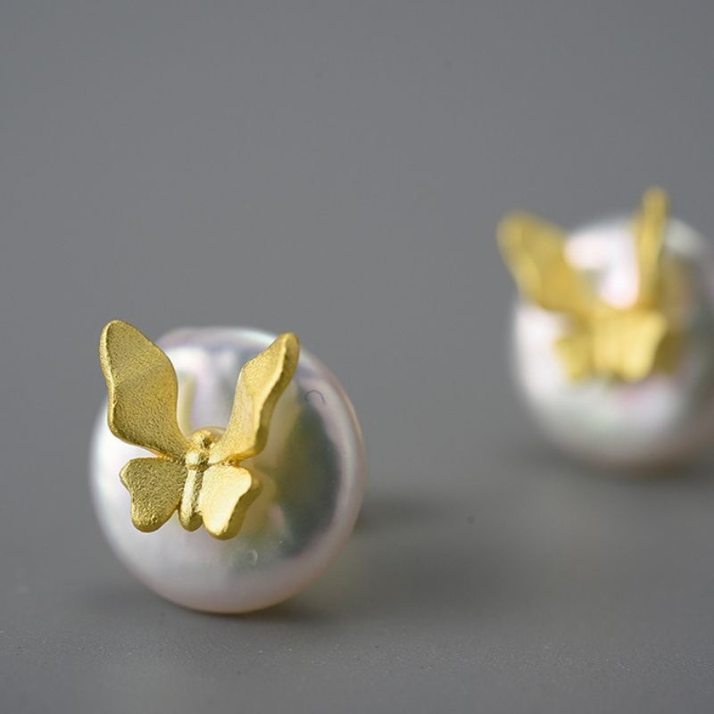 蝶々のピアス - 優雅で繊細なデザインが特徴 P195