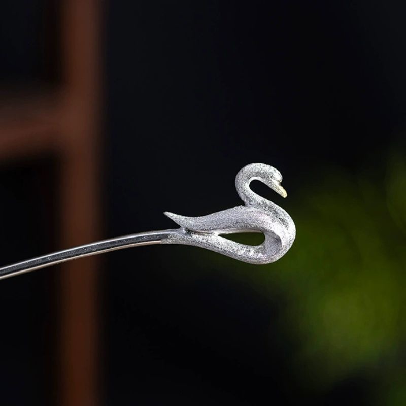 白鳥のかんざし - シンプルでありながらも華やかさを放ち K184