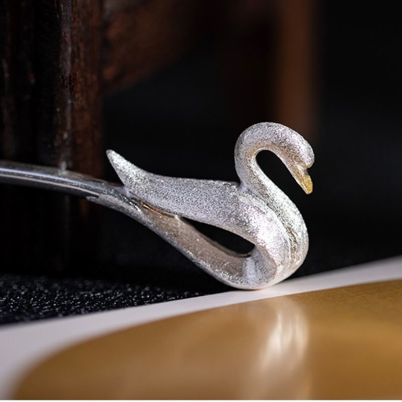 白鳥のかんざし - シンプルでありながらも華やかさを放ち K184