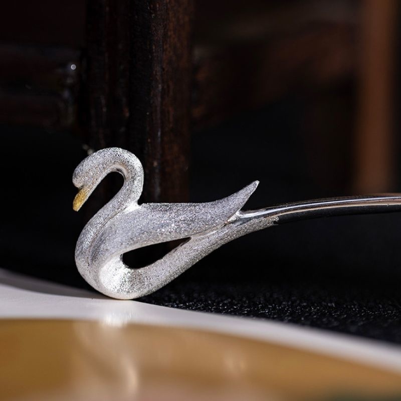 白鳥のかんざし - シンプルでありながらも華やかさを放ち K184