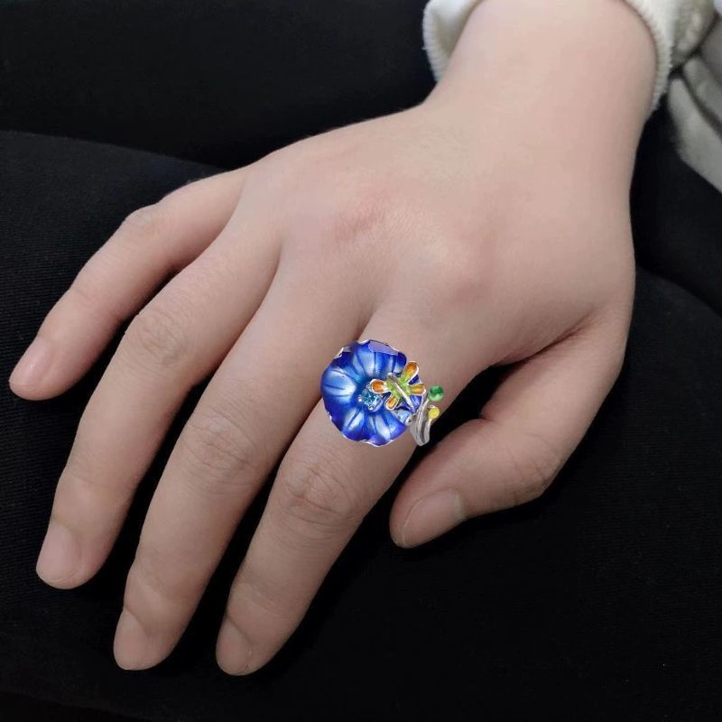 蓮の葉とトンボのリング - 自然の美しさをそのまま切り取った R432