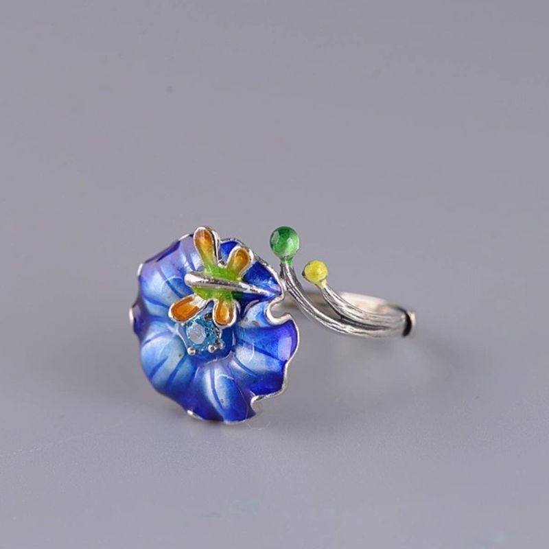 蓮の葉とトンボのリング - 自然の美しさをそのまま切り取った R432