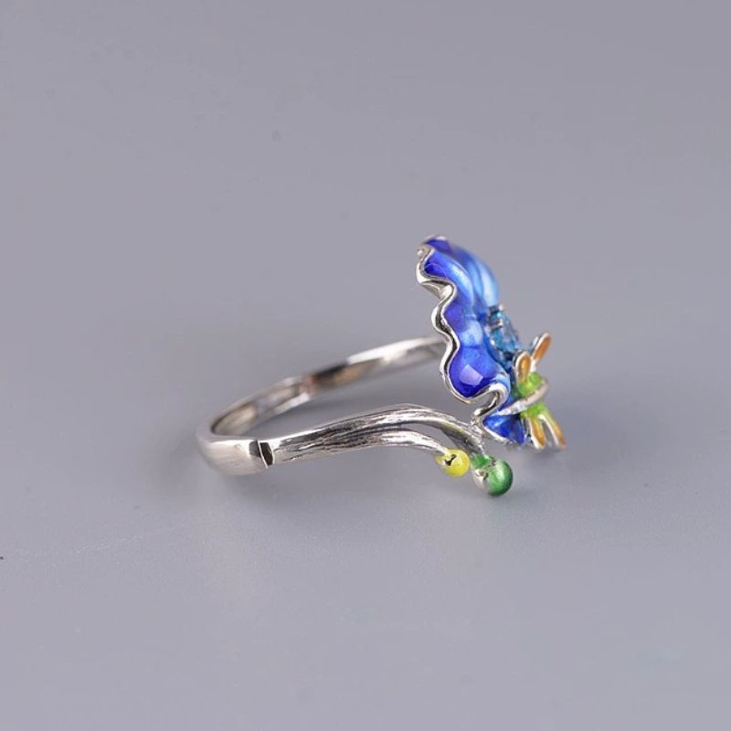 蓮の葉とトンボのリング - 自然の美しさをそのまま切り取った R432