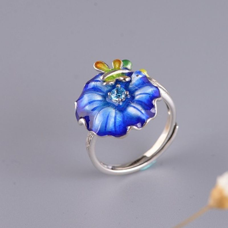 蓮の葉とトンボのリング - 自然の美しさをそのまま切り取った R432