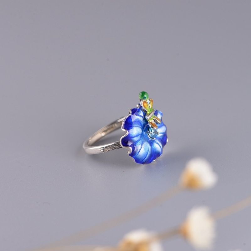 蓮の葉とトンボのリング - 自然の美しさをそのまま切り取った R432