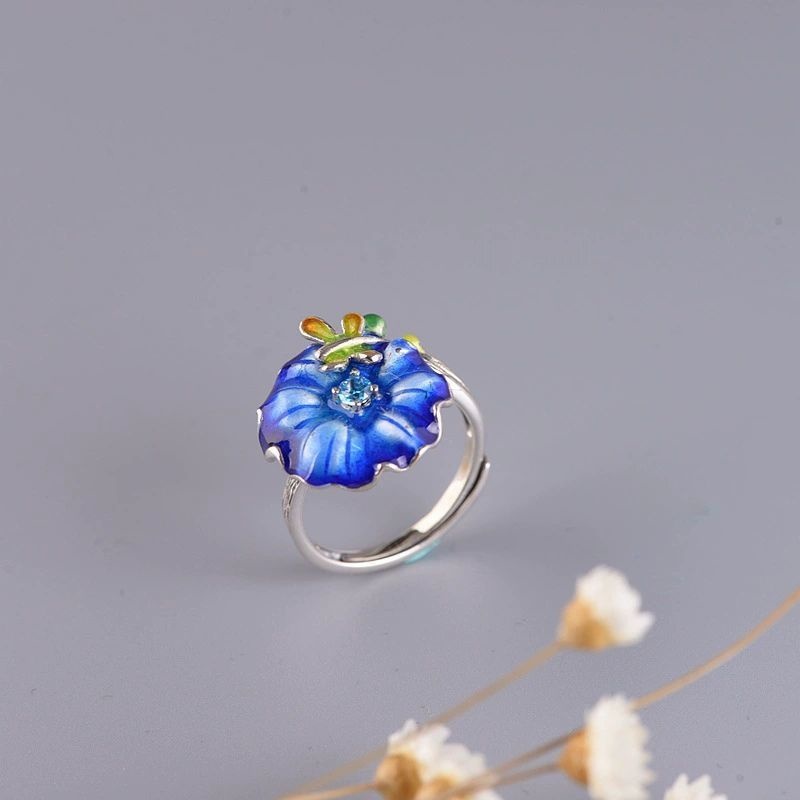 蓮の葉とトンボのリング - 自然の美しさをそのまま切り取った R432