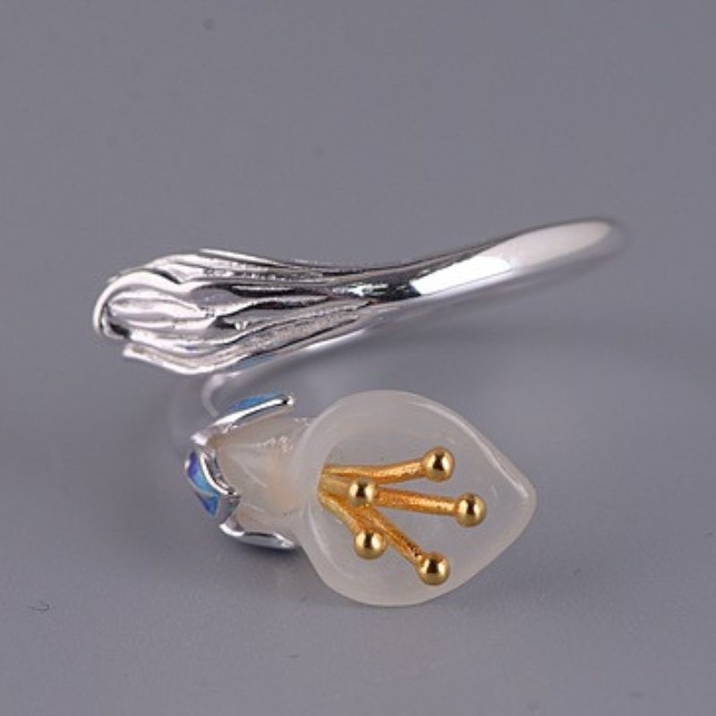 オランダカイウのリング - 光を受けると優雅に輝く R433