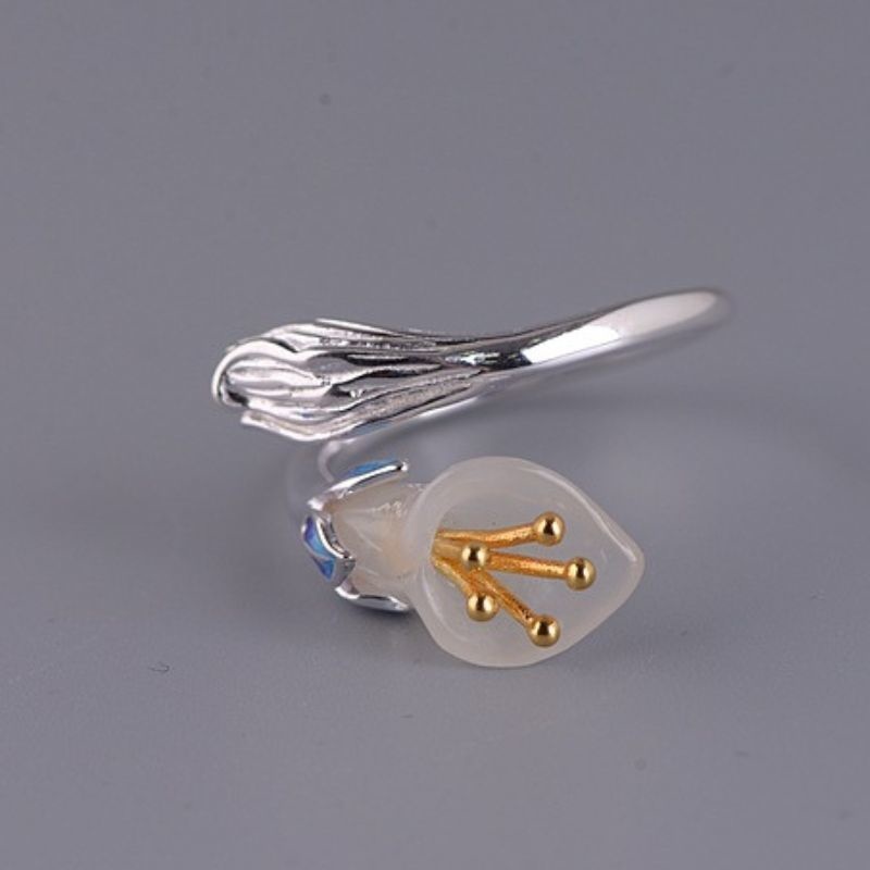 オランダカイウのリング - 光を受けると優雅に輝く R433